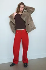 Abrigo reversible de corte recto con cuello solapa, manga larga y cierre frontal de doble botonadura. Presenta un diseño de efecto pelo en un lado y efecto piel en el reverso, con bolsillos de plastrón en el frente.