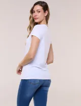Remera básica de manga corta y color negro, con escote en V pronunciado y corte clásico.