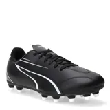 Championes de fútbol Puma Vitoria FG para terreno firme, color negro con detalles en blanco. Presentan un diseño clásico con la franja característica de la marca en el lateral, cierre con cordones y suela con tapones para césped natural.