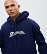 Buzo con capucha de color azul marino, confeccionado en tejido fleece. Presenta un diseño de manga larga con bolsillo tipo canguro y una estampa artística en la espalda que representa la silueta de Spider-Man con efecto de telaraña.
