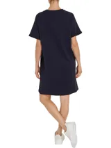 Vestido azul marino de corte recto con cuello redondo y mangas cortas. Estampado frontal con el logo de Tommy Hilfiger con detalles de cuerdas.