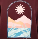 Canguro O'Neill color bordó, con capucha y cordones ajustables. Presenta un estampado frontal con un sol y el logo de la marca, además de un bolsillo tipo canguro y una etiqueta decorativa en la parte inferior.