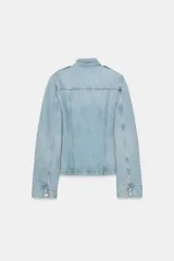 Cazadora de denim de corte entallado, color celeste, con cuello subido, manga larga y cierre frontal con botones metálicos. Cuenta con bolsillos con solapa en el pecho y en la parte inferior delantera, además de presillas en los hombros.
