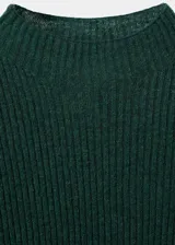 Jersey de punto en canalé, color verde oscuro, con cuello perkins, diseño entallado y manga larga.