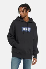 Buzo hoodie negro de Levi's con logo estampado en el pecho en color azul y blanco.