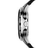 Reloj analógico con caja de acero inoxidable plateado y esfera negra texturada. Cuenta con correa de cuero negro, movimiento de cuarzo, ventana de fecha y manecillas luminiscentes.