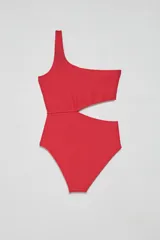 Malla entera asimétrica roja con textura acanalada y abertura en la cintura.