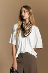 Remera de calce relajado con silueta fluida, confeccionada en tejido de viscosa con elastano. Presenta cuello redondo, mangas cortas y un diseño minimalista de caída suave.