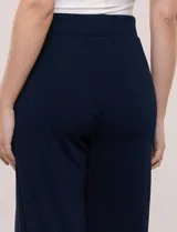 Pantalón wide leg plisado color verde, de tiro alto con pretina ancha elastizada y bolsillos laterales.
