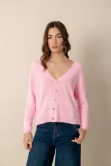 Cárdigan de punto fino color rosado, con escote en V, cierre frontal de botones y mangas largas con puños acanalados.