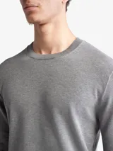 Sweater de algodón pima gris, de manga larga y cuello redondo, con puños, cuello y dobladillo en punto canalé.