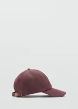 Gorra tipo baseball color bordó, confeccionada en algodón con efecto lavado. Presenta visera curva, mensaje bordado sutil en el frente y cierre posterior regulable con hebilla metálica.
