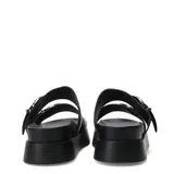 Sandalias de plataforma color negro, de estilo slide, con dos tiras anchas en el empeine decoradas con grandes hebillas metálicas plateadas.