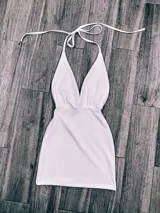 Minivestido rojo con escote halter y espalda descubierta.