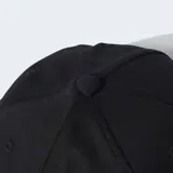 Gorro Adidas negro con logo bordado en el frente y tres tiras en la visera.