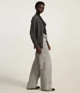 Cardigan de punto básico, con mangas largas y sisa desplazada. Presenta un diseño abierto sin botones, confeccionado en un tejido de punto ligero y versátil.