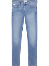 Pantalón de jean celeste de corte slim fit, tiro bajo, con bragueta con cremallera y diseño de cinco bolsillos.