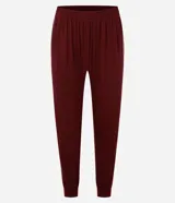 Conjunto de pijama largo de dos piezas: remera de algodón blanca con mangas largas y estampado de gatito, y pantalón de viscosa color borgoña con cintura elástica y puños ajustados.