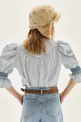 Jean de mujer, modelo pierna recta, en color celeste claro.