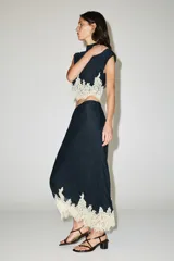 Falda midi azul marino con efecto arrugado y detalle de encaje en el ruedo. Cuenta con cintura elástica y forro interior.