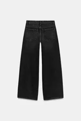 Jeans de tiro medio con diseño wide leg y pernera ancha, estilo de cinco bolsillos, cierre frontal con cremallera y botón metálico.