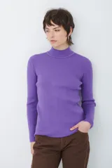 Polera de tejido morley con cuello alto, manga larga y ajuste al cuerpo.