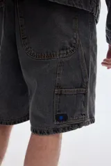 Short denim estilo carpintero para hombre, de ajuste relajado y lavado efecto washed.