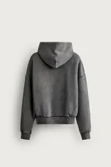 Sudadera con capucha de corte relajado, confeccionada en tejido de algodón con efecto lavado. Presenta manga larga, bolsillo frontal tipo canguro y terminaciones en rib.