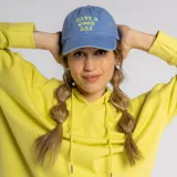 Gorro tipo baseball cap color azul con bordado frontal en color amarillo con la frase Have a good day.