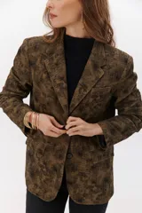 Blazer marrón con estampado abstracto, de corte recto y solapas clásicas.