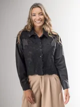 Camisa negra con bordado de encaje en el frente y mangas largas semi abullonadas.
