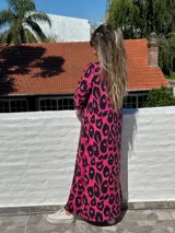 Vestido largo de lanilla color fucsia con estampado animal print negro, de corte recto y mangas largas.