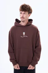 Buzo tipo canguro color marrón, de corte oversize, con capucha y bolsillo frontal tipo canguro. Presenta un pequeño estampado central con un vaso de café y una frase debajo.