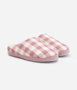 Pantufla cerrada de mujer con estampado de cuadros en tonos rosado y blanco, con interior forrado en material suave y suela de goma.