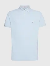 Chomba celeste de Tommy Hilfiger, corte regular, con cuello tipo chomba, cartera de dos botones, logo bordado en el pecho y detalles distintivos de la marca.