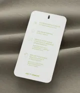 Pantalón deportivo de corte recto con ajuste levemente afunilado, confeccionado en tejido técnico con cintura elástica ancha. Presenta bolsillos laterales y bolsillo trasero embutido con acabado limpio.
