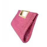 Sobre de rafia sintética color beige con textura trenzada y asa metálica dorada. Incluye correa desmontable para usar al hombro o cruzado.