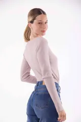 Sweater rojo de tejido de punto acanalado, corte ajustado y mangas largas.