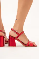 Sandalias rojas de cuero con doble tira delantera, horma cuadrada y ajuste con hebilla.