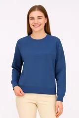 Buzo azul con cuello redondo y mangas largas.