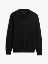 Chomba de manga larga Tommy Hilfiger de color negro, confeccionada en algodón orgánico con tejido de estructura estacional texturizada. Presenta cuello tipo chomba con cartera sin botones y el logo de la marca bordado discretamente en el pecho.