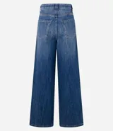 Pantalón de jean de corte wide leg, tiro alto, con bolsillos delanteros y traseros, trabillas para cinturón y cierre frontal con cremallera y botón.