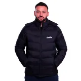 Campera puffer Diadora color negro, con diseño acolchado, cierre frontal completo, bolsillos laterales y capucha desmontable. Presenta el logo de la marca bordado en el pecho.