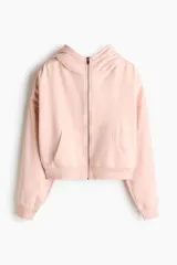 Campera con capucha de corte holgado, confeccionada en felpa con interior cepillado. Presenta hombros caídos, cierre frontal, bolsillos tipo parche y terminaciones en punto acanalado en puños y bajo.