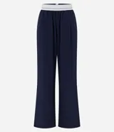 Pantalón deportivo de corte recto confeccionado en poliamida con tecnología dry. Presenta una cintura elástica en color gris contrastante y bolsillos laterales funcionales.