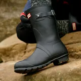 Botas de lluvia Hunter Original Short, color negro, de caucho vulcanizado natural con acabado mate.