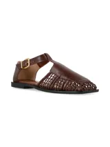 Sandalias planas de cuero color marrón chocolate, con diseño cerrado en la parte delantera que combina una puntera lisa y laterales de tejido entrelazado. Cuenta con tira ajustable al tobillo mediante hebilla metálica dorada.