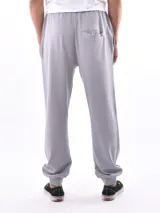 Pantalón deportivo negro, tipo jogging, con cordón ajustable en la cintura y puños elásticos en los tobillos.
