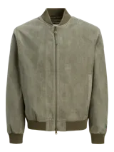 Campera bomber color verde militar, con cierre frontal, cuello, puños y ruedo de rib elástico.