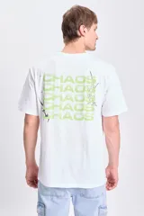 Remera blanca de manga corta con corte oversize y estampa frontal con la palabra 'CHAOS' en tipografía gótica color verde.